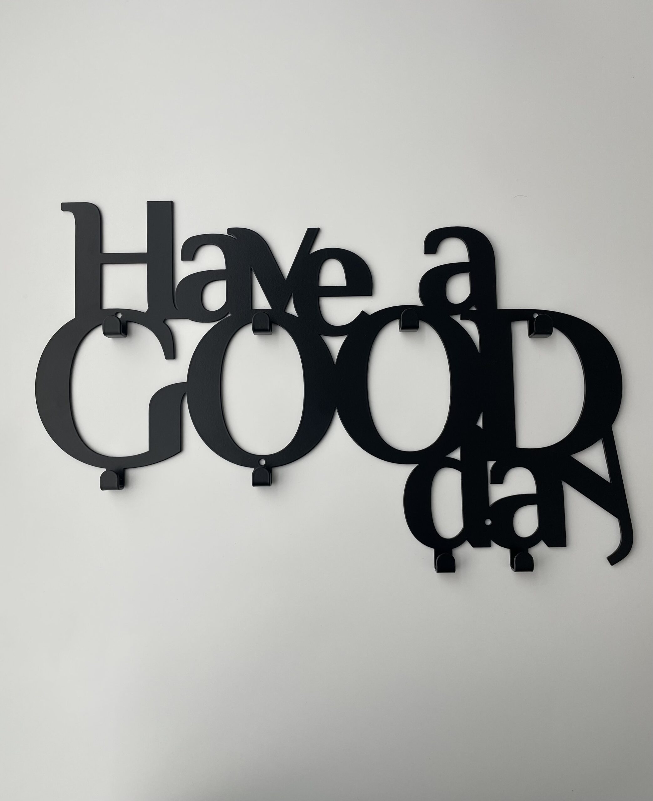 Kovový nástěnný věšák HAVE A GOOD DAY – moderní dekorace na zeď
