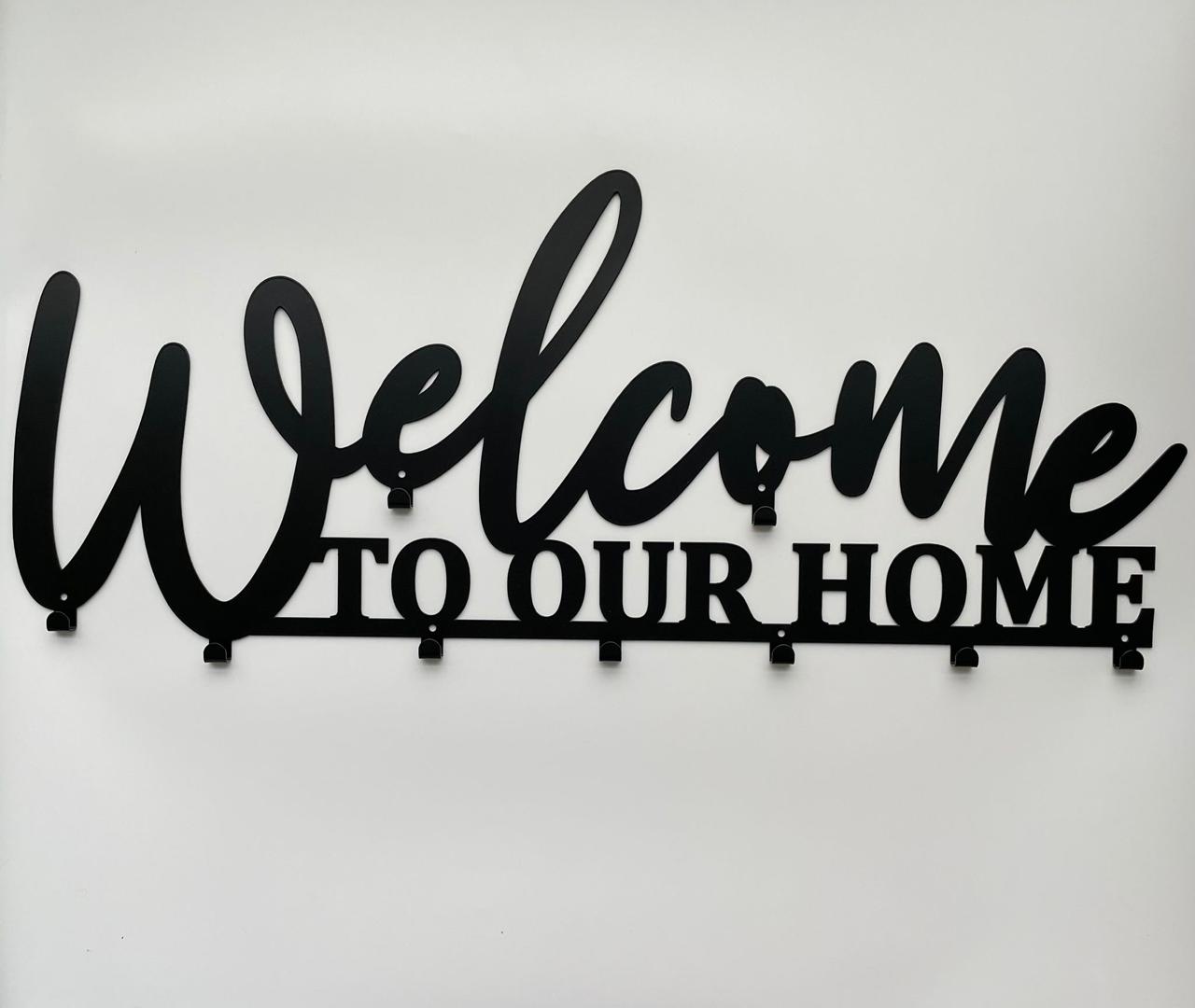 Designový kovový nástěnný věšák WELCOME TO OUR HOME – moderní dekorace na zeď